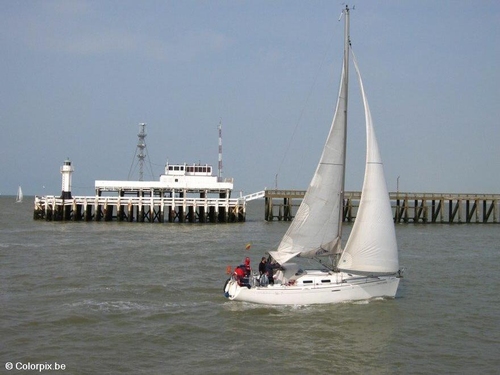 Foto Barco velero en paseo marítimo