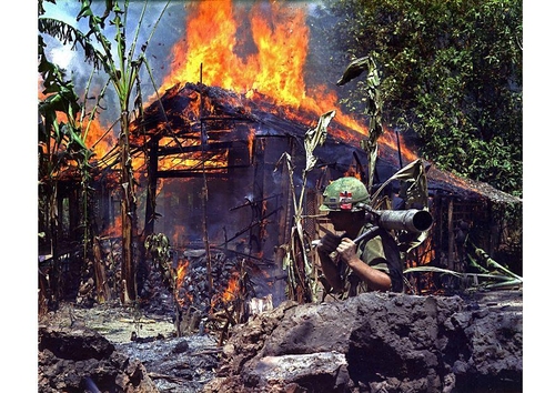Campamento del Vietcong incendiado