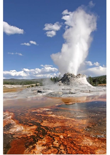Erupción de geiser en parque nacional Yellostone, Wyoming, EEUU