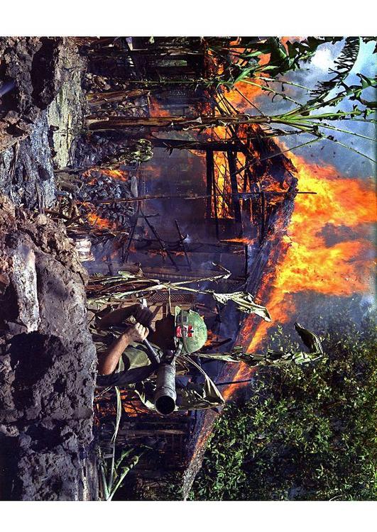 Campamento del Vietcong incendiado
