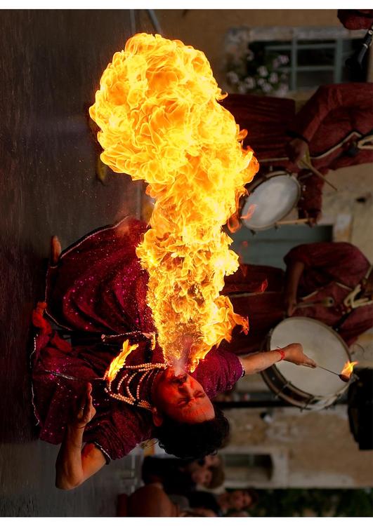 Lanzafuegos de la 'Jaipur Maharaja Brass Band'