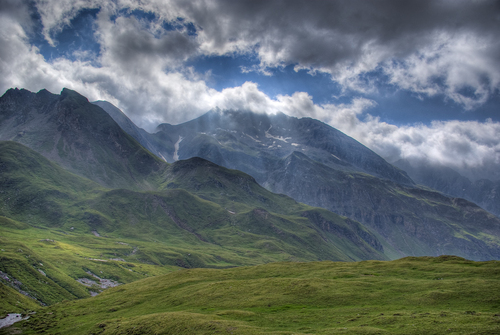 Foto montañas y nubes