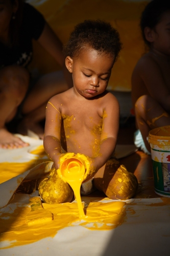 Foto Niño con pintura