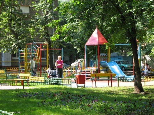 Parque de juegos en barrio residencial