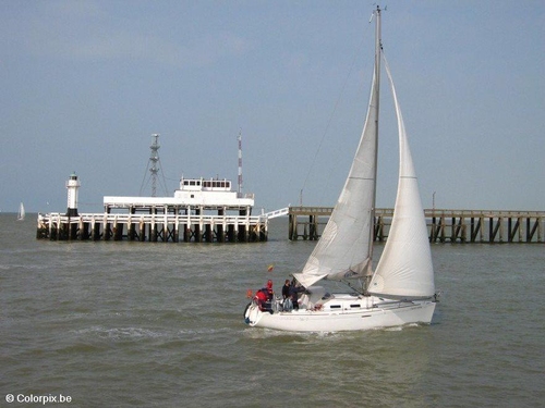 Paseo marítimo con velero