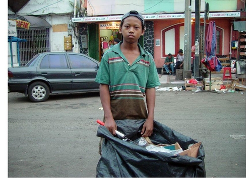 Recogedor de basura en Jakarta, Indonésia