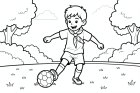 Un niño juega al fútbol en el parque.