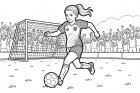 Una niña juega al fútbol