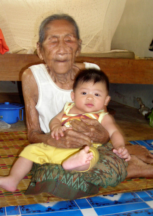 Foto Anciano y joven - mujer anciana con bebÃ©