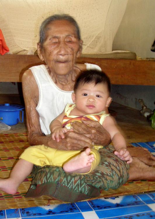 Anciano y joven - mujer anciana con bebÃ©