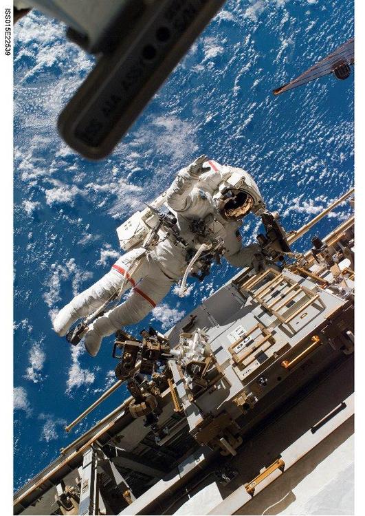 Astronauta en estaciÃ³n espacial