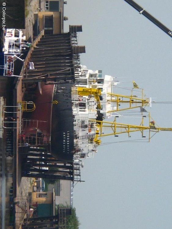 Barco en el dique seco