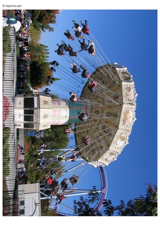 Carrusel en parque de atracciones