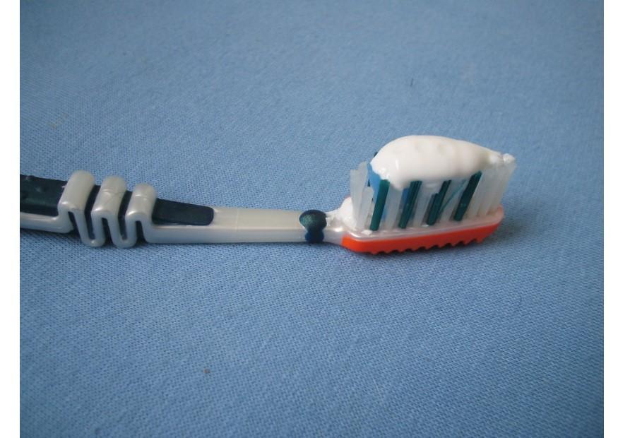 Foto Cepillo de dientes con pasta dental