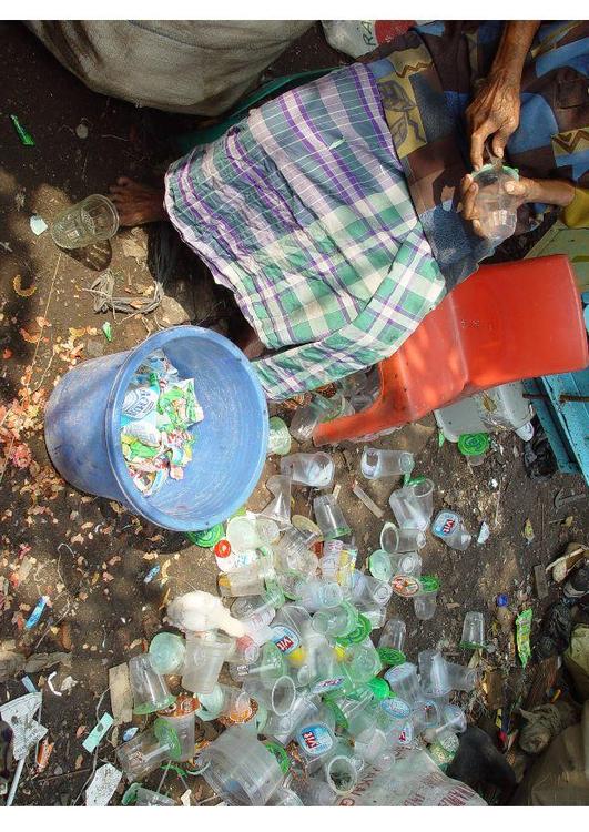 ClasificaciÃ³n de materiales, barrio marginal en Jakarta