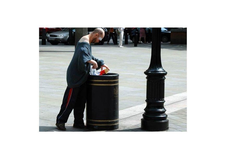 Foto Hombre buscando comida en Londres
