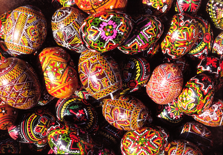 Foto huevos de pascua pintados