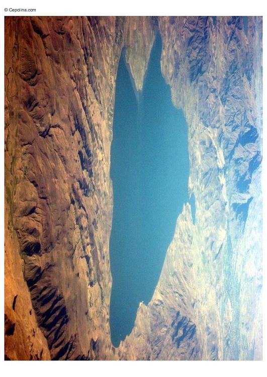Lago en desierto