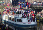 Llegada en barco de San Nicolás y Pieten