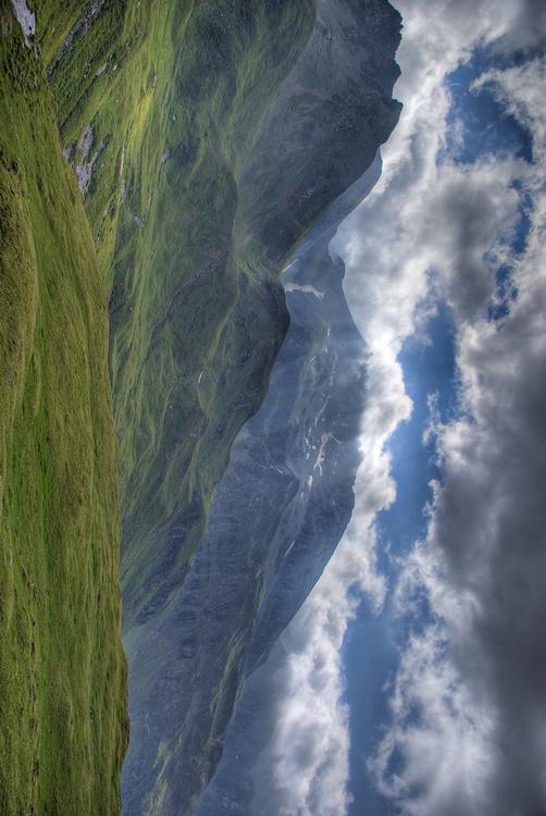 montaÃ±as y nubes