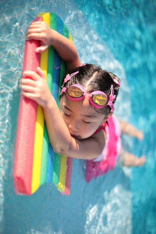 niÃ±a en piscina