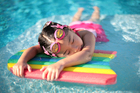 niña en piscina