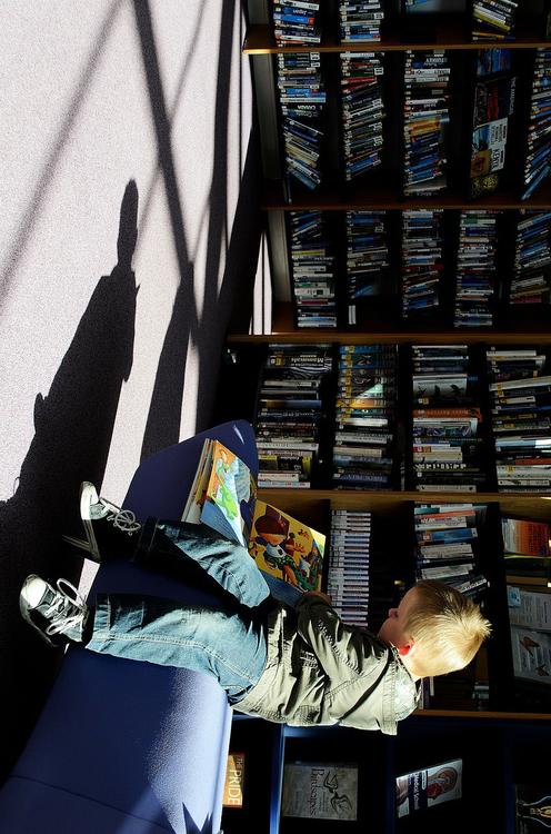 niÃ±o en biblioteca