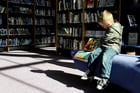 niño en biblioteca