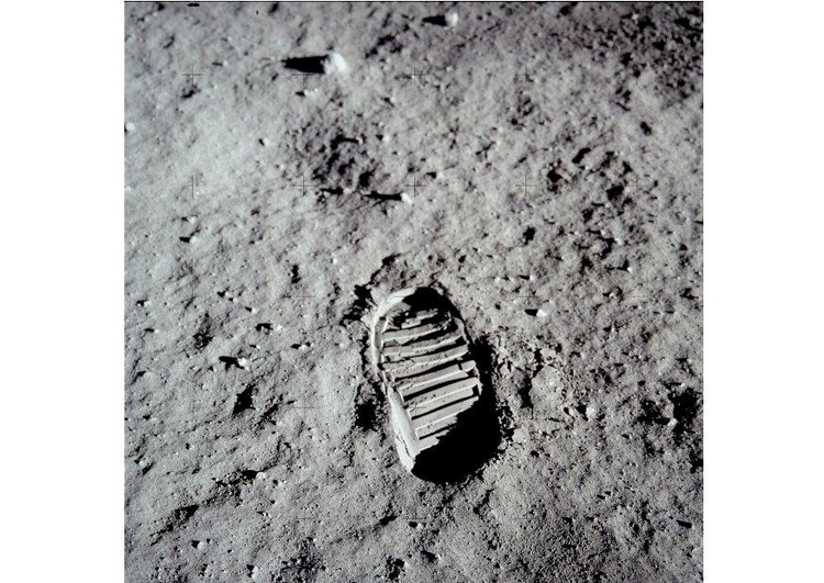 Foto Primeros pasos en la luna