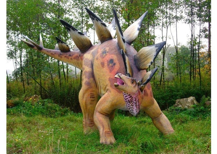 Foto RÃ©plica de stegosaurus