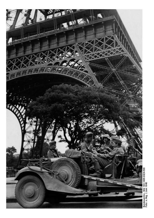 Soldados bajo la torre Eifel