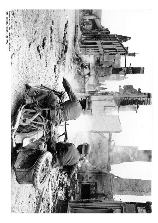 soldados pasando en ruinas - Francia