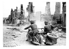 Fotos soldados pasando en ruinas - Francia