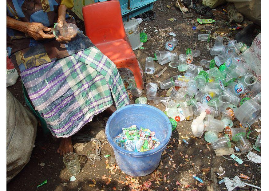 clasificaciA³n de materiales, barrio marginal en jakarta Foto clasificaciA³n de materiales, barrio marginal en jakarta