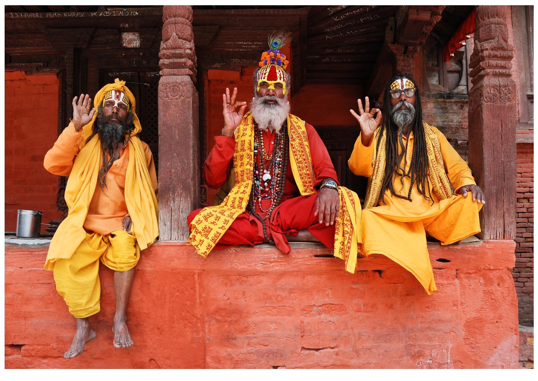 Foto 3 sadhus (hombres sagrados hindAºes) en nepal