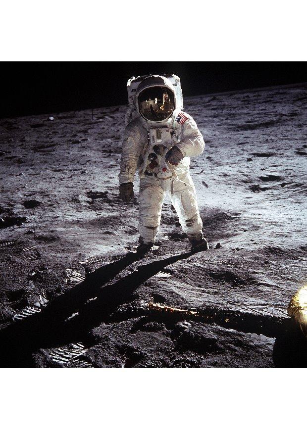 Foto astronauta en la luna