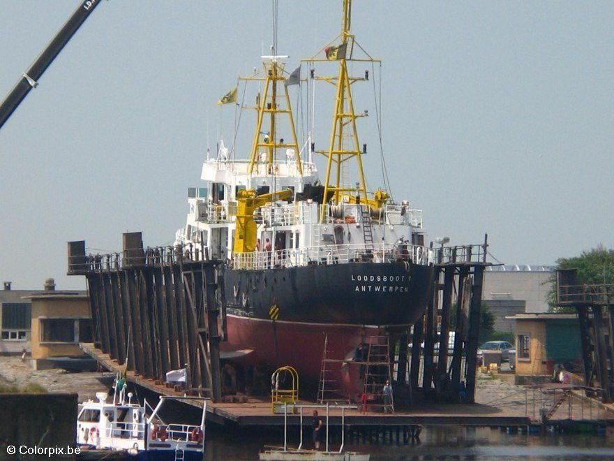 Foto barco en dique seco