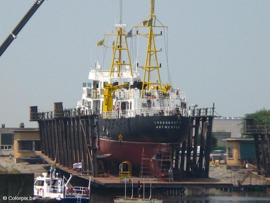 Foto barco en el dique seco