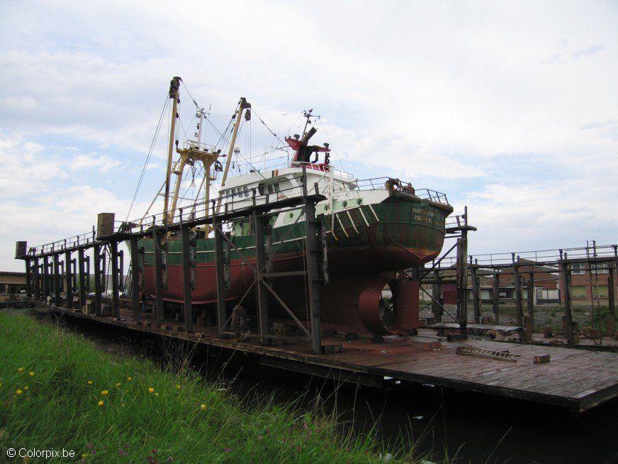 Foto barco en el dique seco