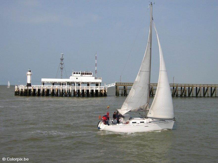 Foto barco velero en paseo marA­timo