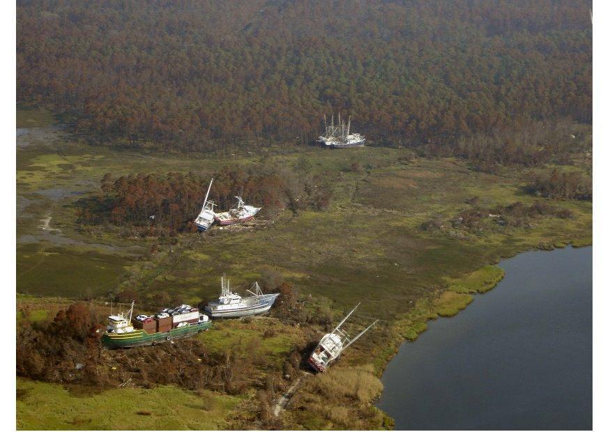 Foto barcos en tierra por un huracA¡n