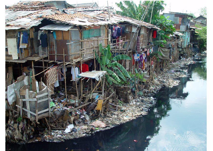Foto barrio marginal en jakarta