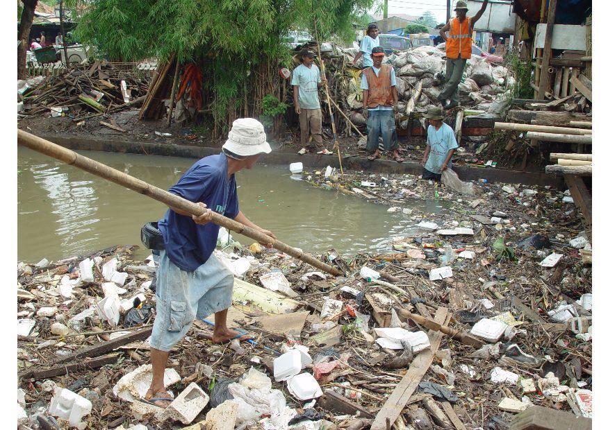 Foto barrio marginal en jakarta
