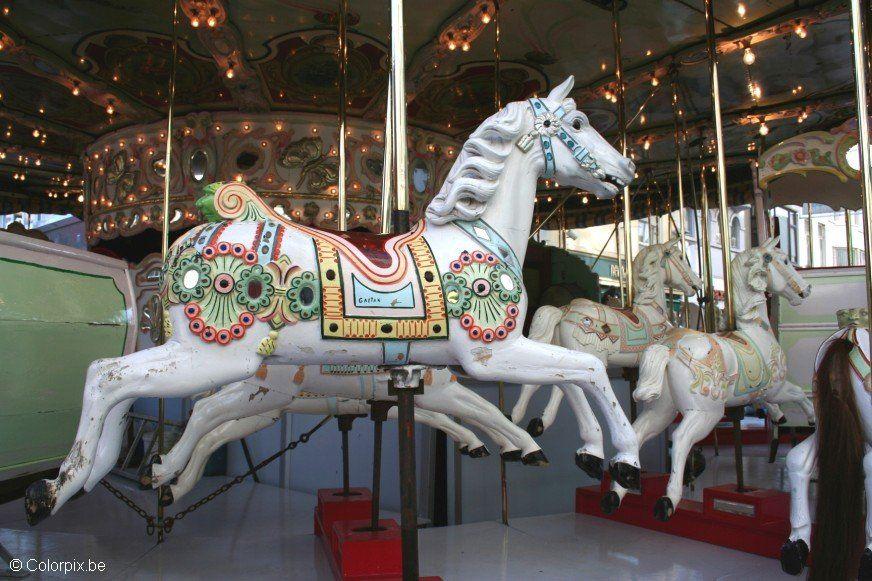 Foto carrusel de caballitos