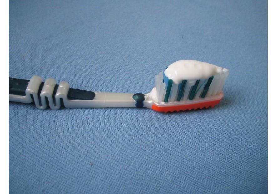 Foto cepillo de dientes con pasta dental