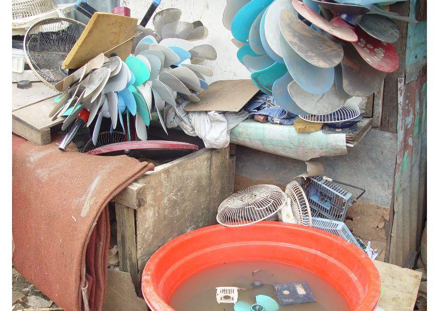 Foto clasificaciA³n de materiales, barrio marginal en jakarta
