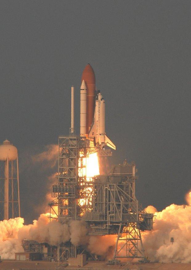 Foto despegue de transbordador espacial