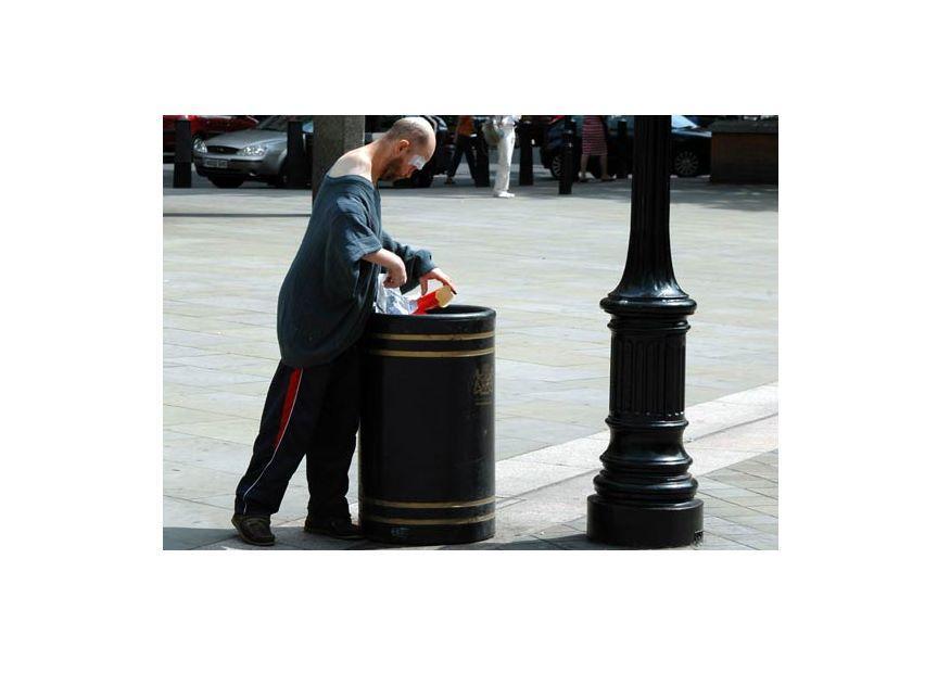 Foto hombre buscando comida en londres
