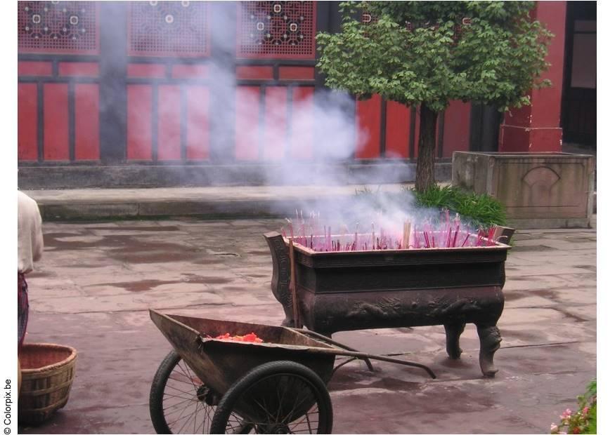 Foto incienso en el templo chengdu