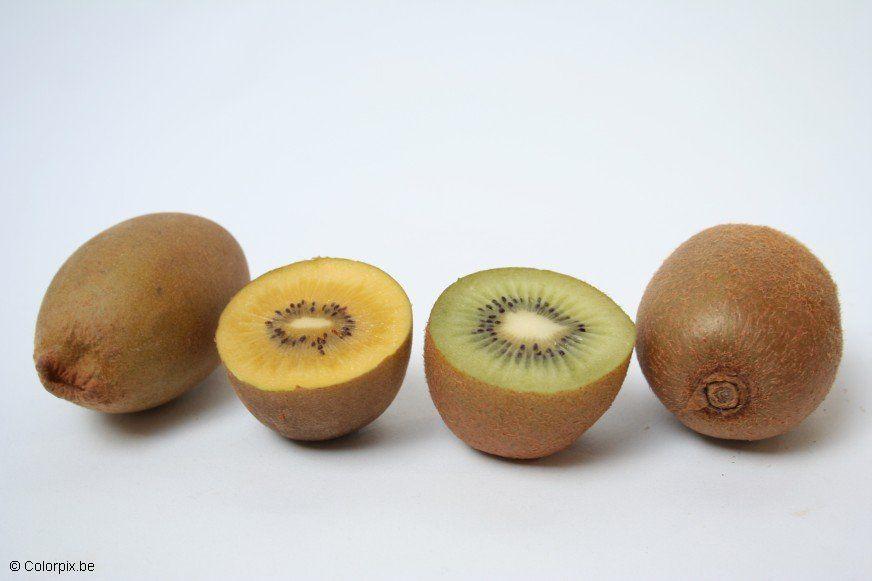 Foto kiwi verde y amarillo